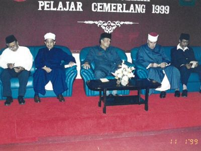 Pegawai Pengurusan Tertinggi INSANIAH ketika Majlis Anugerah Pelajar Cemerlang pada tahun 1999.